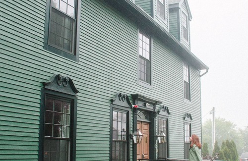 New Castle Apartment | Delightful King Studio at Great Island Inn with Patio View