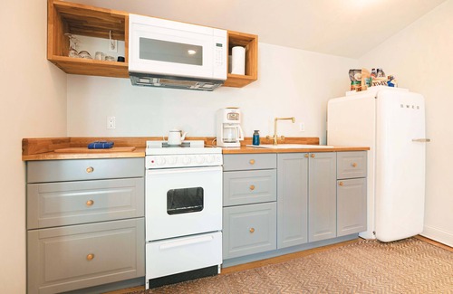 New Castle Apartment | River View Queen Studio at Great Island Inn - Guest Rated 10/10