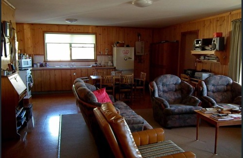 Tods Corner House | Idyllic Great Lake Retreat with Highland Views & Family Amenities