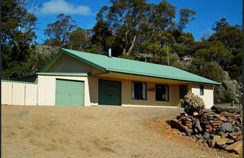 Tods Corner House | Idyllic Great Lake Retreat with Highland Views & Family Amenities