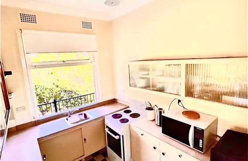 Blue Mountains City Council Cottage | Prime Location! Steps to “3 Sisters” & “Grand Cliff Top Walk”