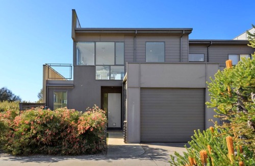 Torquay House | Prime Location with Ocean View, Steps from The Sands Golf Course