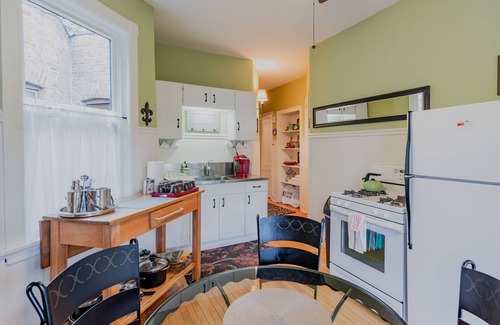Ravenswood Apartment | Prime Location in Andersonville with Pool & Ocean Views
