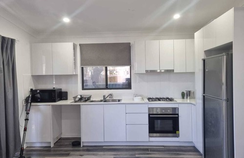 Gorokan Cottage | Great location, close to shops, clubs, beaches and the M1