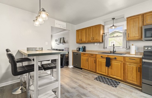 Warren House | Perfect Location! Cozy Home with Pet-Friendly Amenities
