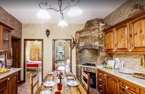 Ghajnsielem House | Prime Location: Free Transfers, Bikes & BBQ – No Car Needed!