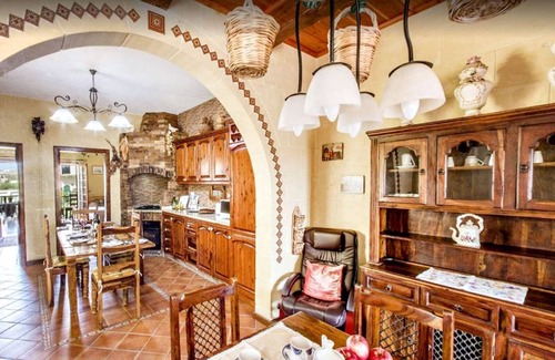 Ghajnsielem House | Prime Location: Free Transfers, Bikes & BBQ – No Car Needed!