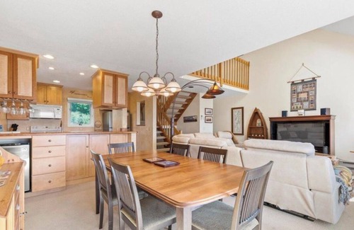 Bolton Landing House | Prime Location in Bolton Landing with Spa & Lake Views