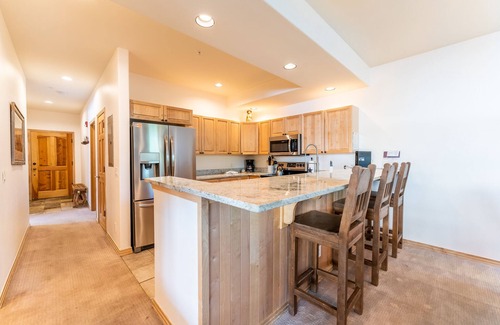 Warrior's Mark Condo | Cozy Retreat with Hot Tub, Fireplace & Garage Near Main St