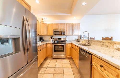 Warrior's Mark Condo | Cozy Retreat with Hot Tub, Fireplace & Garage Near Main St