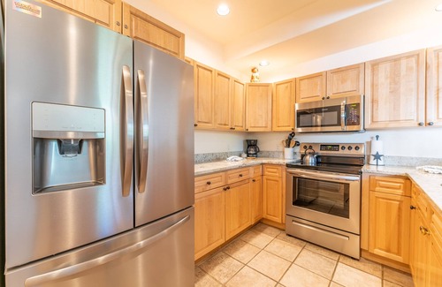 Warrior's Mark Condo | Cozy Retreat with Hot Tub, Fireplace & Garage Near Main St
