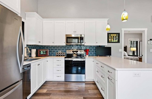 Baileys Harbor House | Ideal Retreat with Dog-Friendly Yard and 2 King Bedrooms