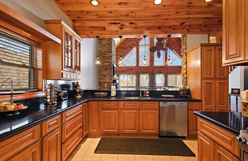 Beech Mountain House | Prime Location: Custom Built Home Steps from Resort