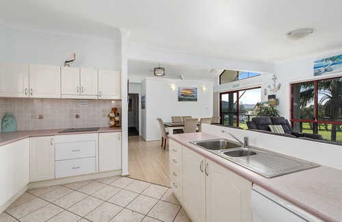 Crescent Head House | Prime Ocean Views, Spa Bath & Air Conditioning Awaits