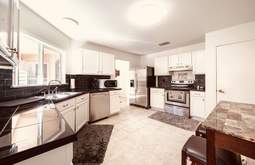 Woodridge House | Prime Location with Pool, Spa & 9.8/10 Guest Rating!