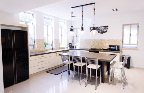 Hod HaSharon House | Ideal Location for Group Getaways with Family-Friendly Perks