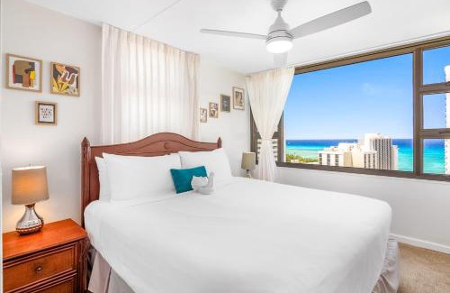 Waikiki Apartment | Inviting Oceanfront Condo with Scenic Views and Free Parking