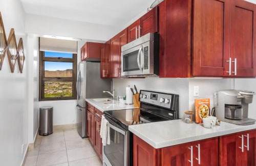 Waikiki Apartment | Inviting Oceanfront Condo with Scenic Views and Free Parking