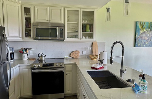 Poipu Condo | Oceanfront Haven: Walk to Beach with Grand Hyatt Access