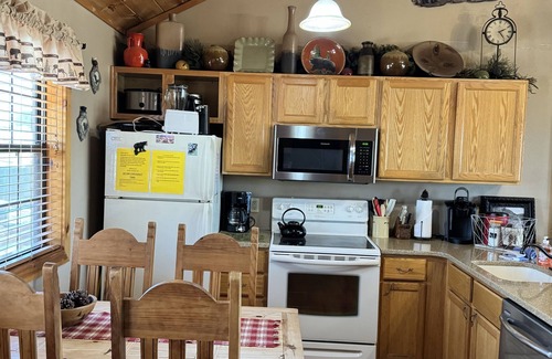 Notch Estates Cabin | Cozy Cabin Retreat with Screened Porch Near Branson