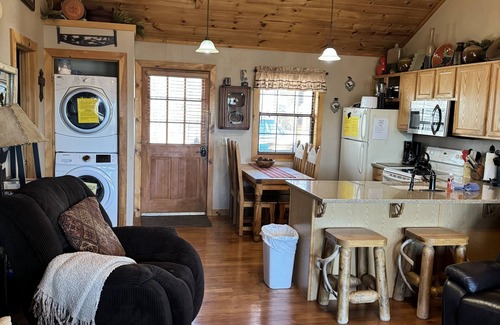 Notch Estates Cabin | Cozy Cabin Retreat with Screened Porch Near Branson