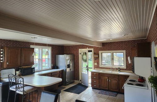 Newaygo Cottage | Ideal Family Getaway with Oceanfront Views & Kitchen Access