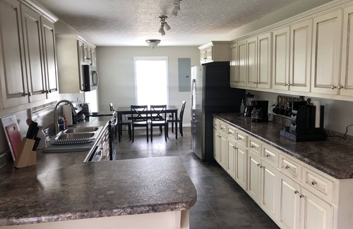 Russell Springs House | Ideal Gathering Spot Near Lake Cumberland with Hot Tub