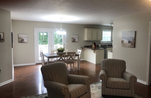 Russell Springs House | Ideal Gathering Spot Near Lake Cumberland with Hot Tub