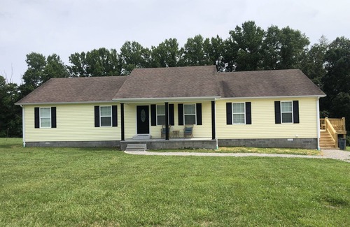 Russell Springs House | Ideal Gathering Spot Near Lake Cumberland with Hot Tub
