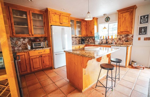 Yucca Valley House | Ideal Retreat Near Joshua Tree Park with Kitchen & Spa