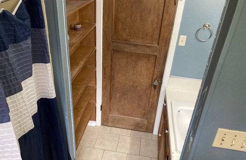 Central House | Cozy One-Bedroom Retreat with Twin or Full Bed Options