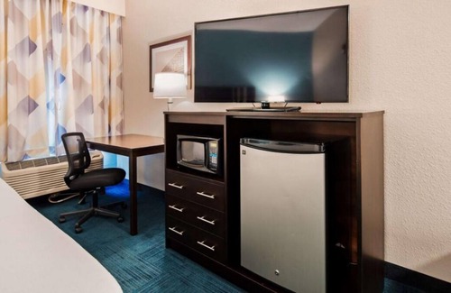 Blaine House | Great Relaxing Overnight Stay! Free Parking, Onsite Restaurant and Bar, Pool
