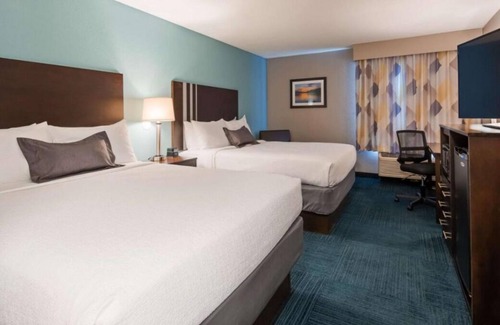 Blaine House | Great Relaxing Overnight Stay! Free Parking, Onsite Restaurant and Bar, Pool