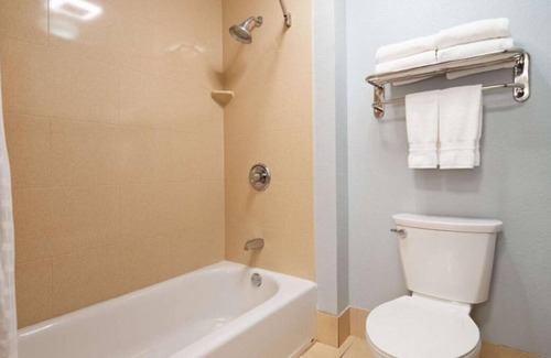 Blaine House | Great Relaxing Overnight Stay! Free Parking, Onsite Restaurant and Bar, Pool