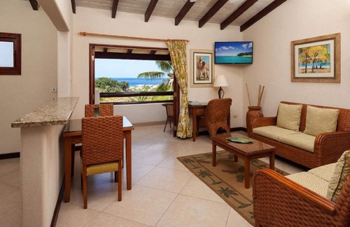 Maynards Hotel | Relaxing Retreat Near Mullins Beach with Pools & Ocean Views