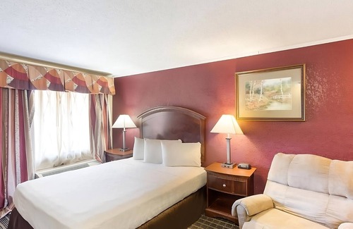 Summit Hotel | Relaxing Stay at Knights Inn Ashland with Pool & Pet-Friendly Amenities