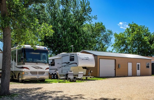 Buffalo City House | Cozy River Road Campsite with Full Hookup & Breakfast