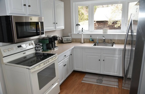 Saunderstown House | Family-Friendly Cottage Near Beach with Ocean Views
