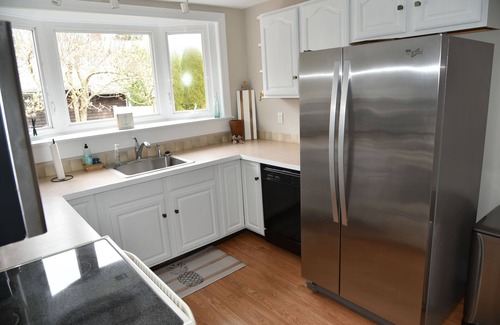 Saunderstown House | Family-Friendly Cottage Near Beach with Ocean Views