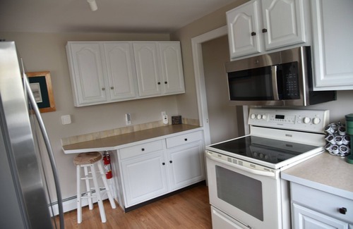 Saunderstown House | Family-Friendly Cottage Near Beach with Ocean Views