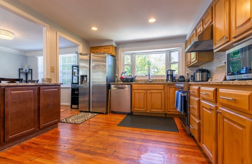 Fairfax House | Great single family house near multiple stores and shopping centers