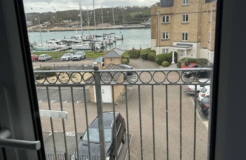 East Cowes Apartment | Scenic Apartment with Sea-View, Balcony Near Marina