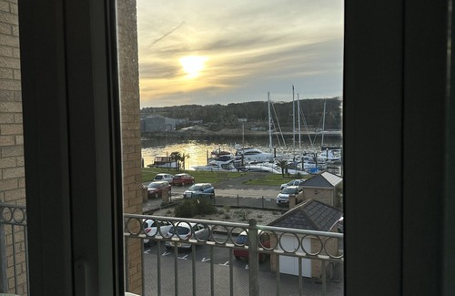 East Cowes Apartment | Scenic Apartment with Sea-View, Balcony Near Marina