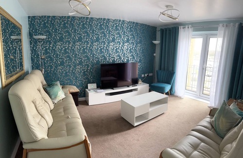 East Cowes Apartment | Scenic Apartment with Sea-View, Balcony Near Marina
