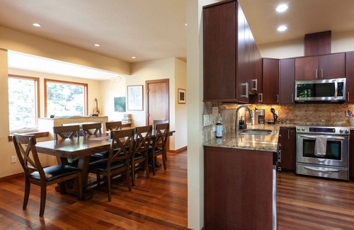 Hood River House | Ideal Retreat for Groups: Hot Tub, Pool & Pet Friendly