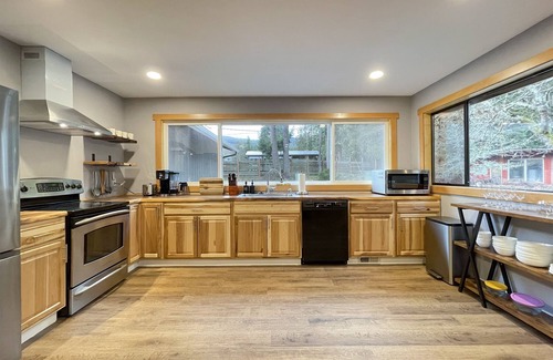 Port Angeles House | Ideal Retreat for Family and Friends with Ocean Views