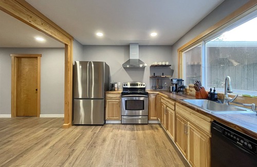 Port Angeles House | Ideal Retreat for Family and Friends with Ocean Views