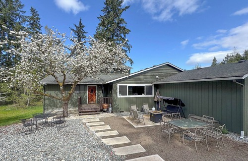 Port Angeles House | Ideal Retreat for Family and Friends with Ocean Views