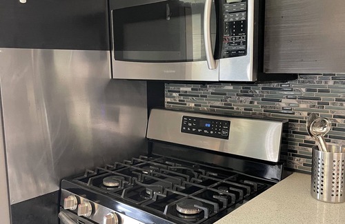 Wilshire House | Comfortable 2Bed/1Bath Getaway with Breakfast Included