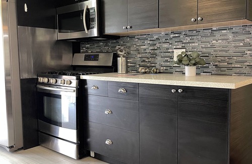 Wilshire House | Comfortable 2Bed/1Bath Getaway with Breakfast Included
